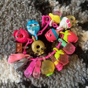Shopkins- mini charm bracelet. Sixteen piece.